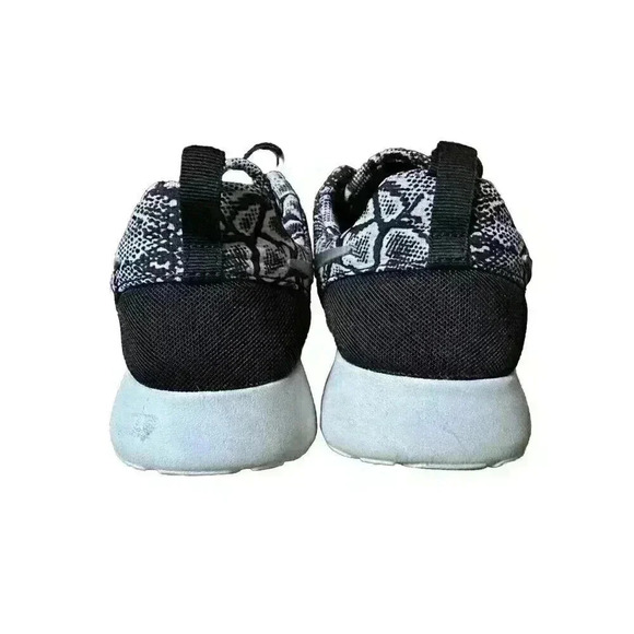 Nike Roshe One Print Snakeskin NSW Running Black Silver Women 8 Men 6 - Picture 4 of 7